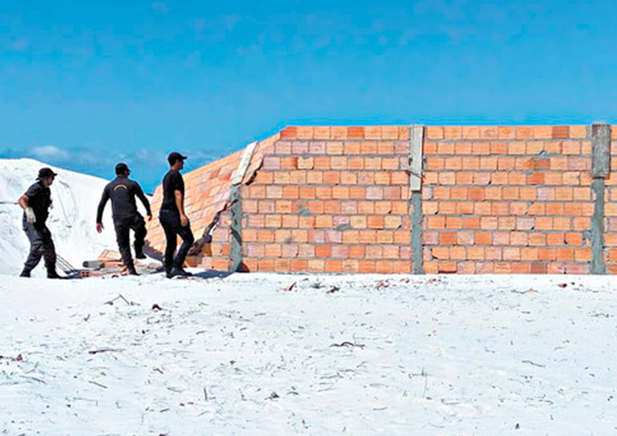 Força-tarefa derruba 40 casas na área invadida em Arembepe
