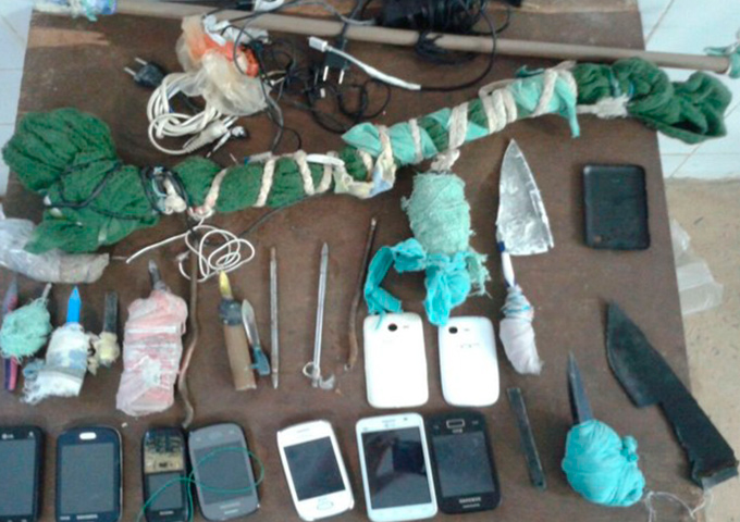 Facas e celulares são encontrados durante revista em delegacia 