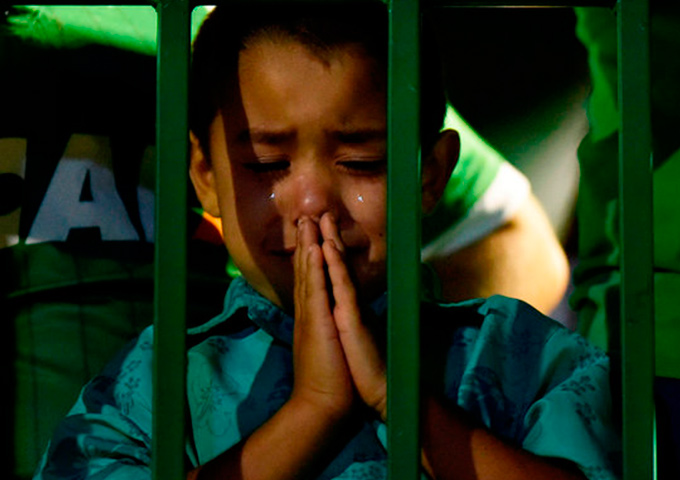 Torcidas da Chape e do Nacional lotam estádios e homenageiam vítimas