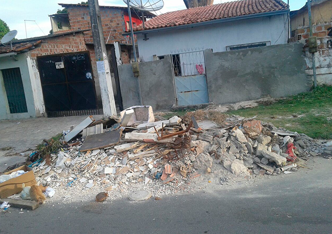 Moradores denunciam acúmulo de lixo em Dias d'Ávila
