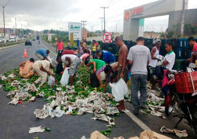 Caminhão tomba na BR-324 e deixa trânsito lento
