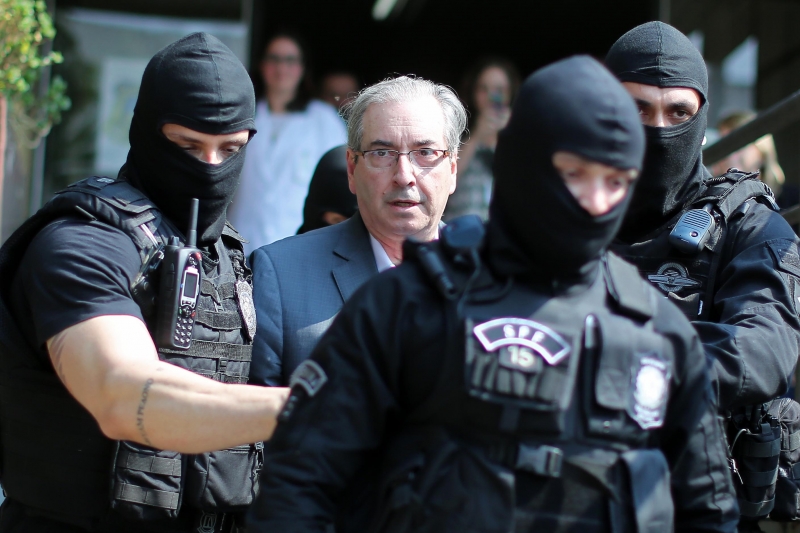 Deputados teriam conversado com Cunha por telefone na prisão 