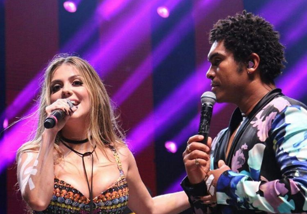 Nova cantora da Timbalada é vaiada e tem que deixar o palco
