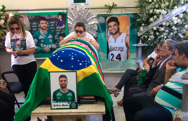 Em Maceió, caixão de Arthur Maia é coberto com bandeira do Vitória