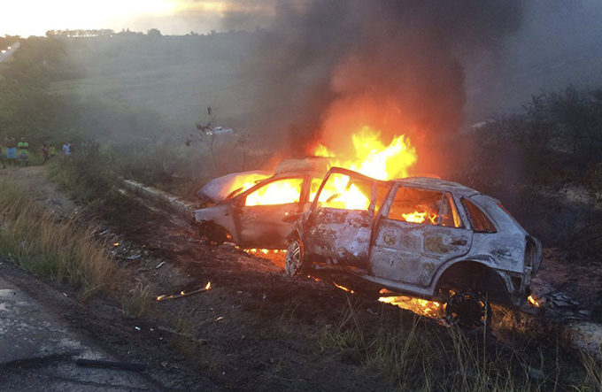 Após batida, dois carros pegam fogo e deixam ao menos 2 vítimas
