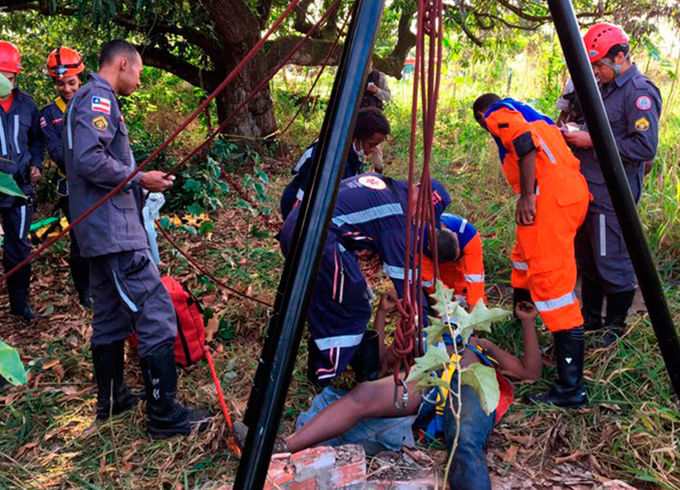 Homem é resgatado após cair em cisterna de 18 metros