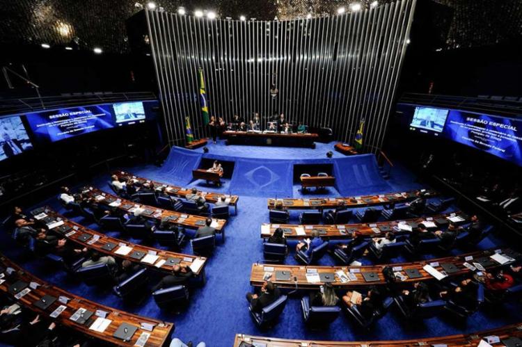 Senadores assinam documento para não cumprir afastamento de Renan