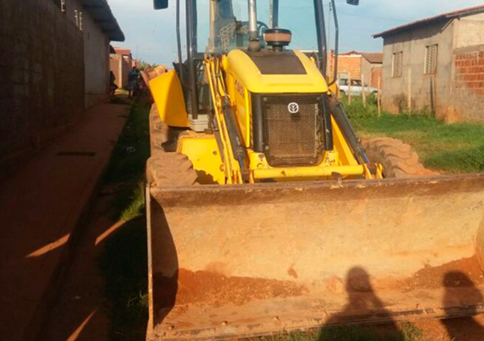 Homem morre após ser atingido por retroescavadeira 