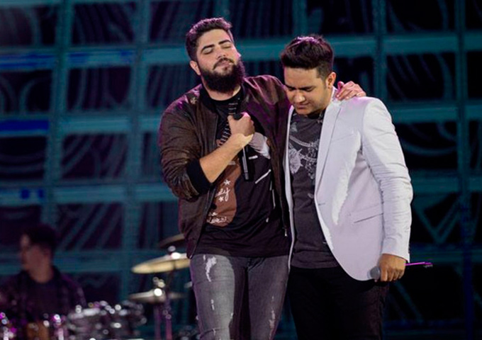 Henrique e Juliano recebem nudes em celulares atirados no palco
