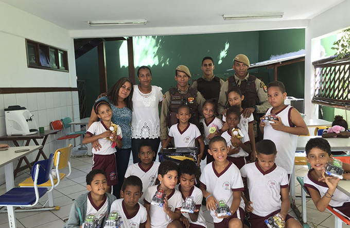 PM realiza entrega de presentes para estudantes em Praia do Forte