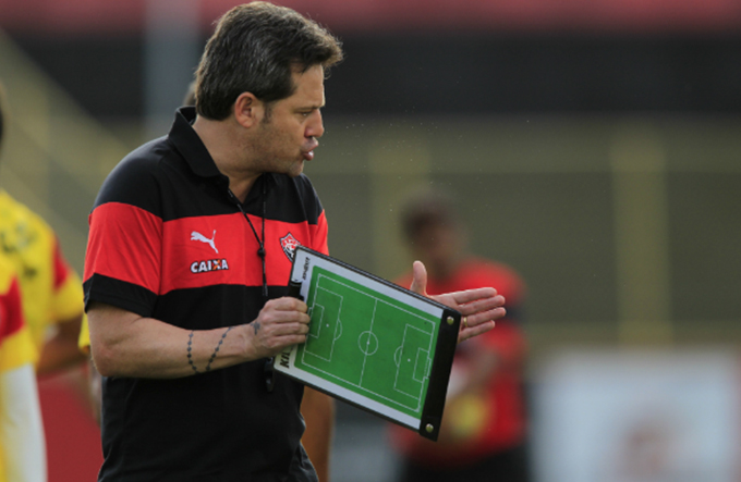 Jogo de domingo (11) pode marcar despedida de Argel do Vitória