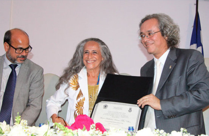 Maria Bethânia recebe título de doutor honoris causa da UFBA