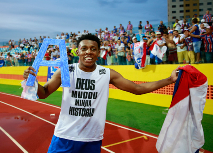 Corinthians comunica ao Bahia que vai utilizar Moisés em 2017