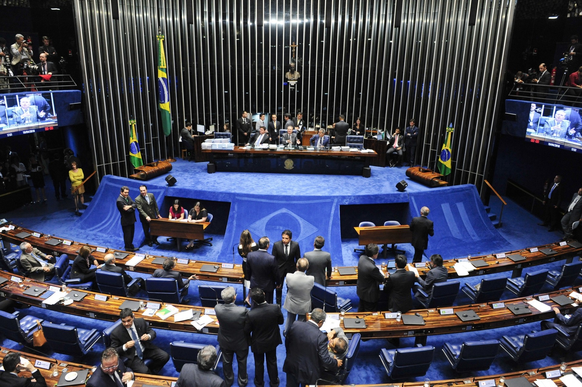 Senador apresenta relatório final do Orçamento 2017