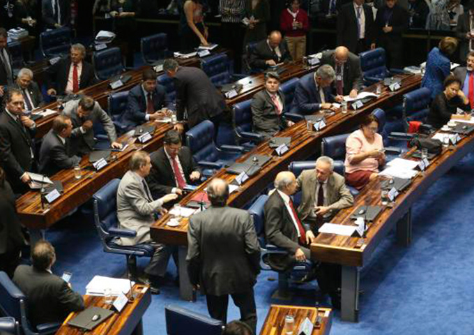 Senado aprova PEC que congela gastos públicos por duas décadas 