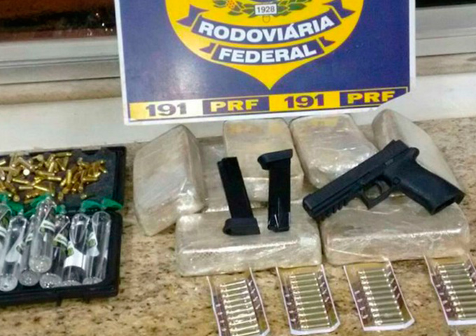 Idosa é presa com pistola e mais de 100 munições 