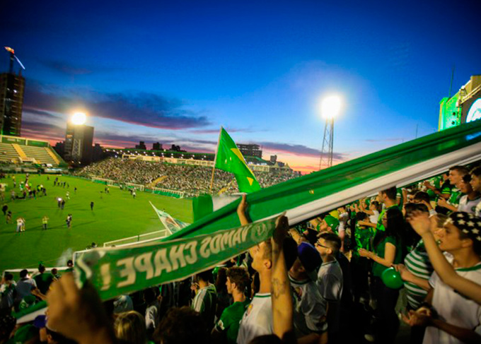 Torcida quase esgota em 24h novo estoque de camisas da Chapecoense