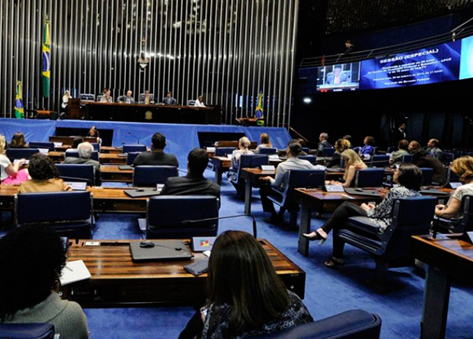 Senado aprova três projetos para acabar com supersalários