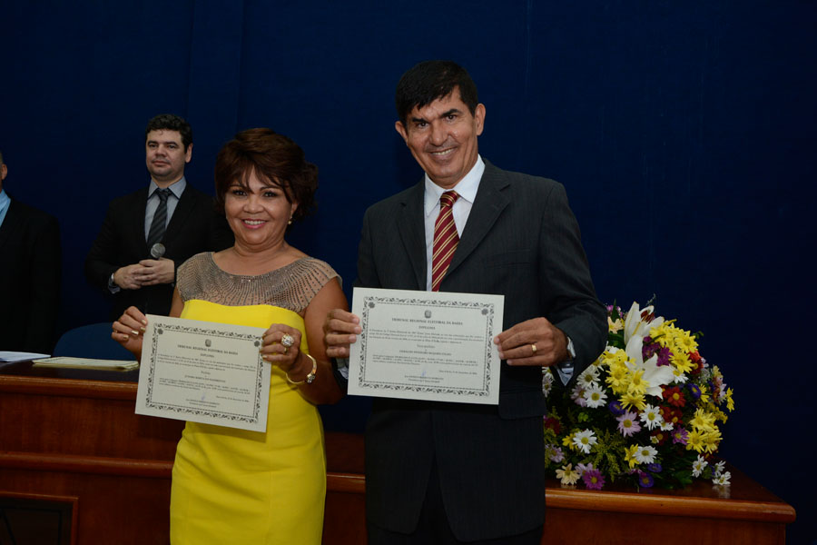 Prefeita Jussara Márcia, vice e vereadores são diplomados 