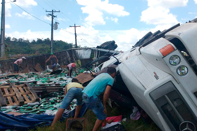Carreta com refrigerante tomba na BA-093; motorista sai ferido 