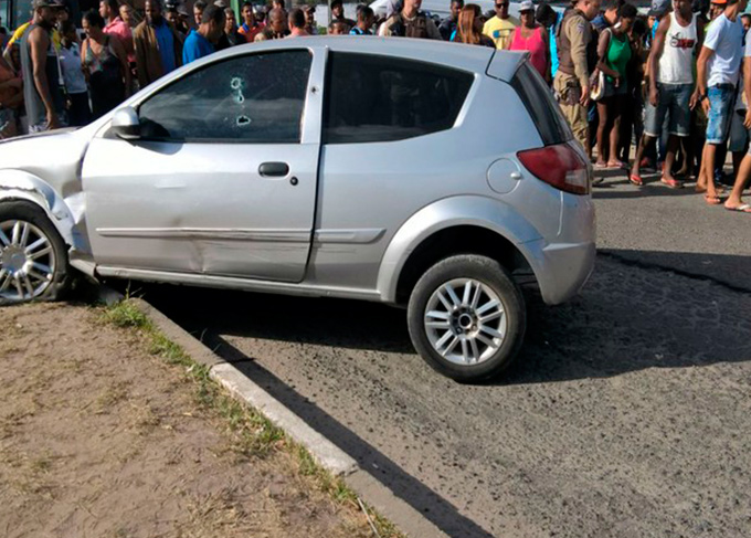 Homem é morto quando levava 2 crianças para escola