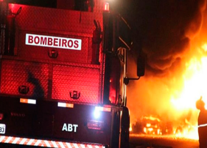 Duas carretas explodem após batida; motorista está desaparecido