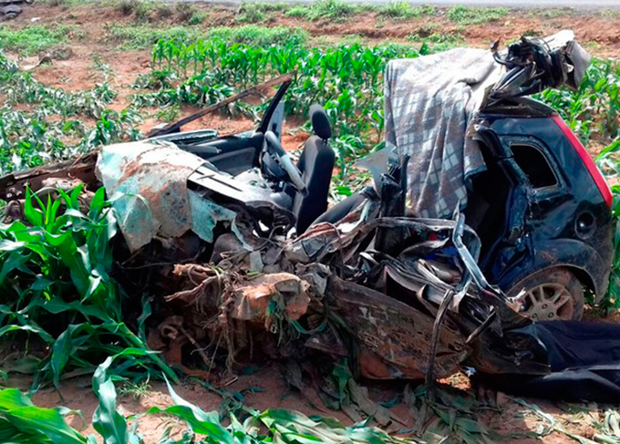 Motor é arremessado em batida entre carro e van com 3 mortes e 9 feridos