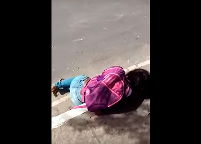 Adolescente esfaqueia garota perto de escola durante discussão