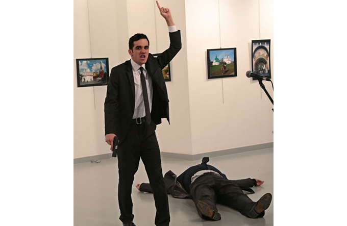 Atirador mata embaixador russo em galeria de arte na Turquia