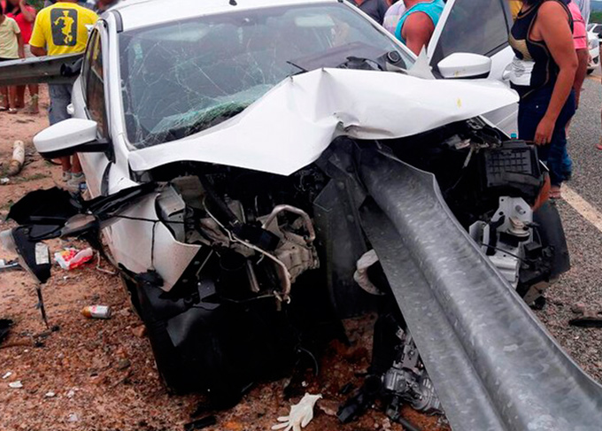 Guard-rail atravessa carro e pai morre ao voltar de formatura da filha