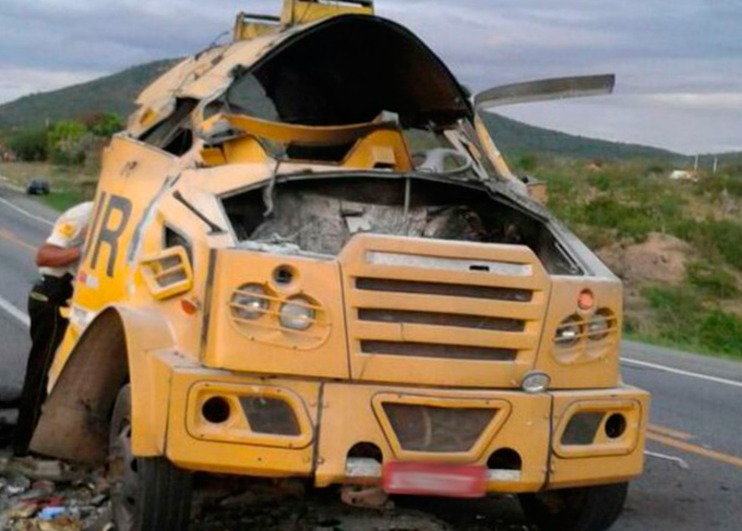 Grupo ataca carro-forte e explode veículo em trecho da BR-116