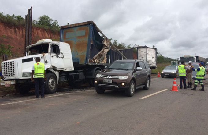 Caminhão tomba na Via Parafuso e deixa trânsito congestionado