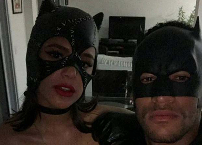 Bruna Marquezine curte festa à fantasia com Neymar