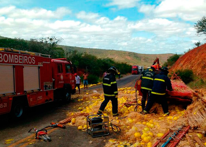 Caminhão tomba e deixa vítima presa a ferragens