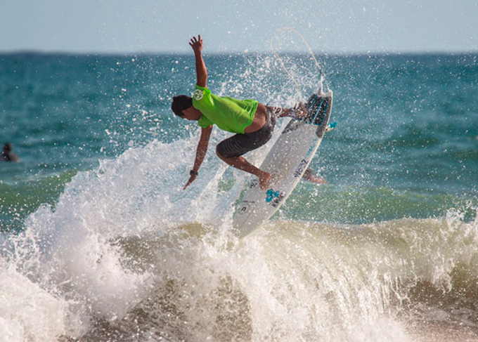 Atleta leva título de campeão baiano invicto de surfe profissional