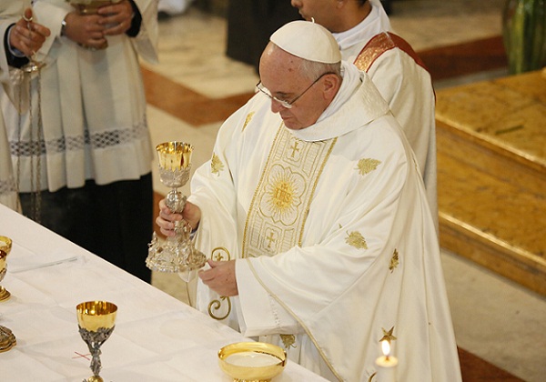Papa evoca a paz ante o terrorismo em mensagem de Natal