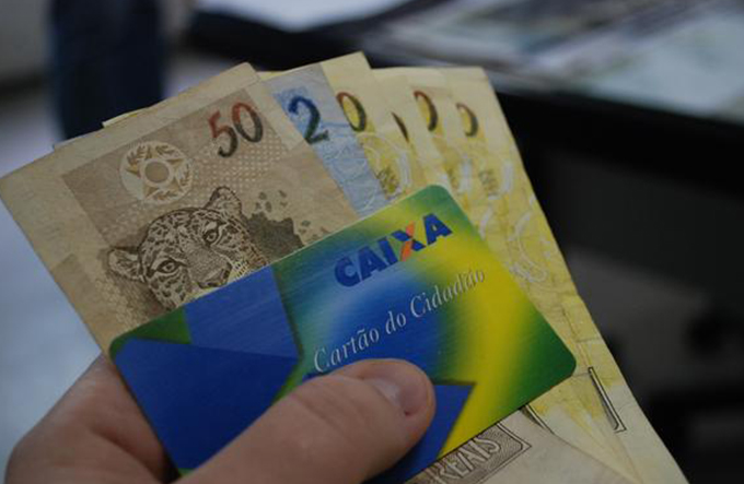 Mais de 900 mil pessoas podem sacar abono salarial de 2014