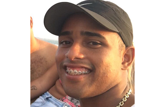 Homem é morto a tiros sentado em cadeira de praia 