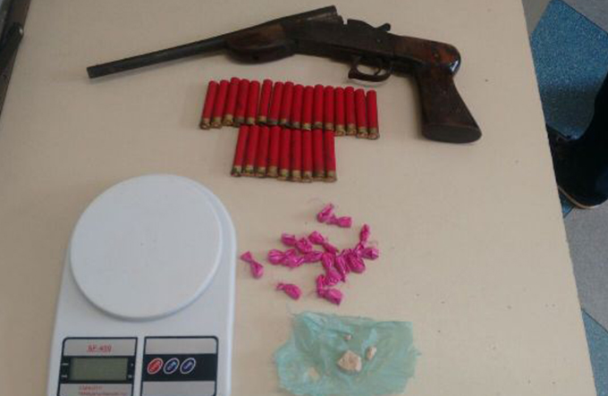 Adolescente de 14 anos é apreendido com drogas