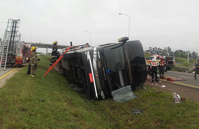 Ônibus brasileiro tomba na Argentina deixando mortos