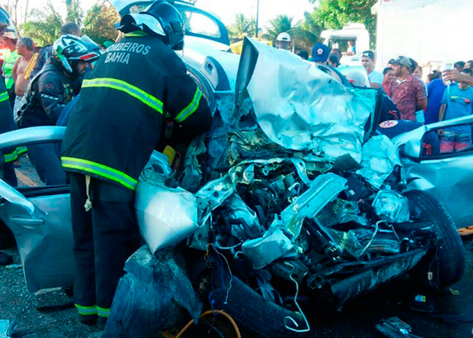 Acidente com caminhão deixa dois feridos e carro destruído
