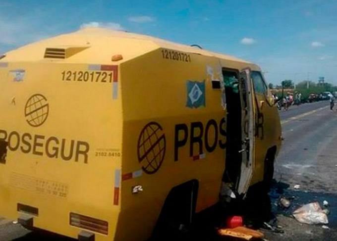 Homens armados com metralhadoras explodem carro-forte 