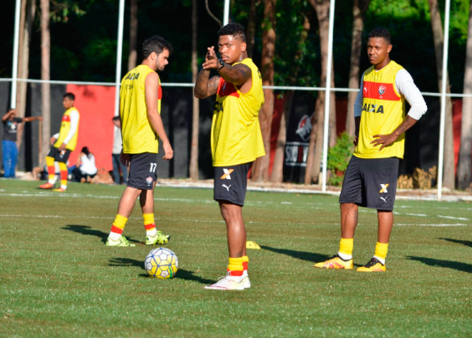Clubes intensificam cerco para tirar Marinho do Vitória
