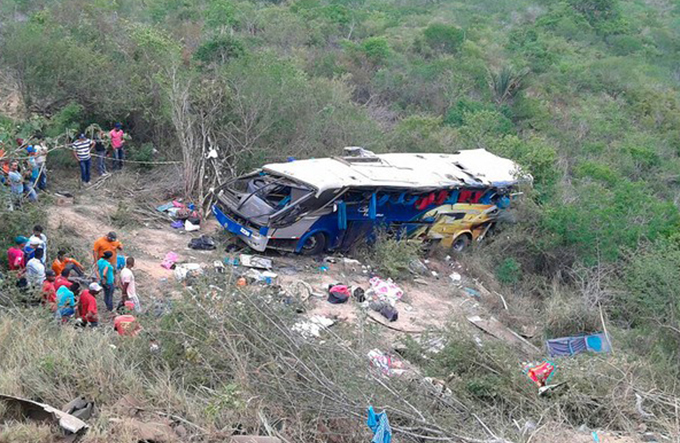 Acidente com ônibus deixa mortos na BR-116, no sudoeste na Bahia