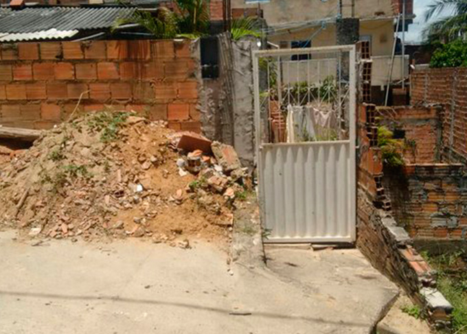 Mulher é retirada pelos cabelos de casa e morta a tiros 