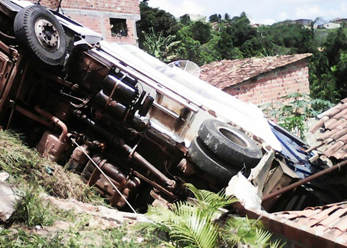 Caminhão de lixo desce ladeira e atinge casa em Catu 