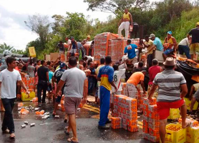 Acidente com caminhão de cerveja deixa feridos 