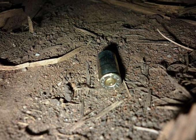 Adolescente e jovem são mortos em bar após troca de tiros 