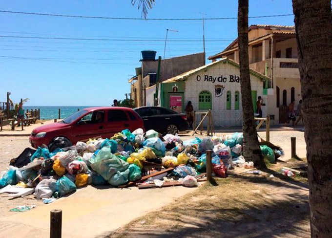 Praia de Arembepe tem acúmulo de lixo com falta de coleta 