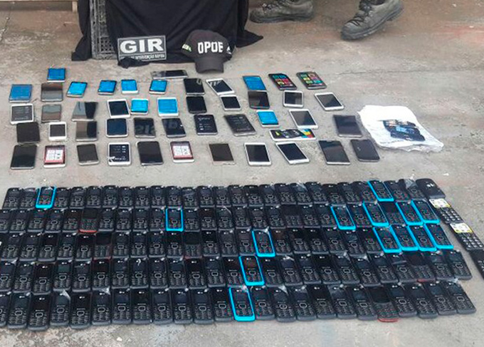 Bebedouro com 181 celulares é deixado em penitenciária